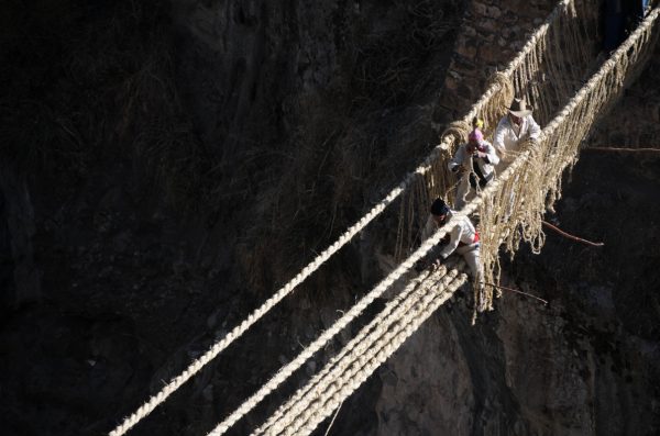 Le pont Q’eswachaka fait de tiges d’herbe assemblées en cordes traverse un précipice de plusieurs dizaines de mètres – © Patronato de Cultura Machu Picchu via FIBRA Award